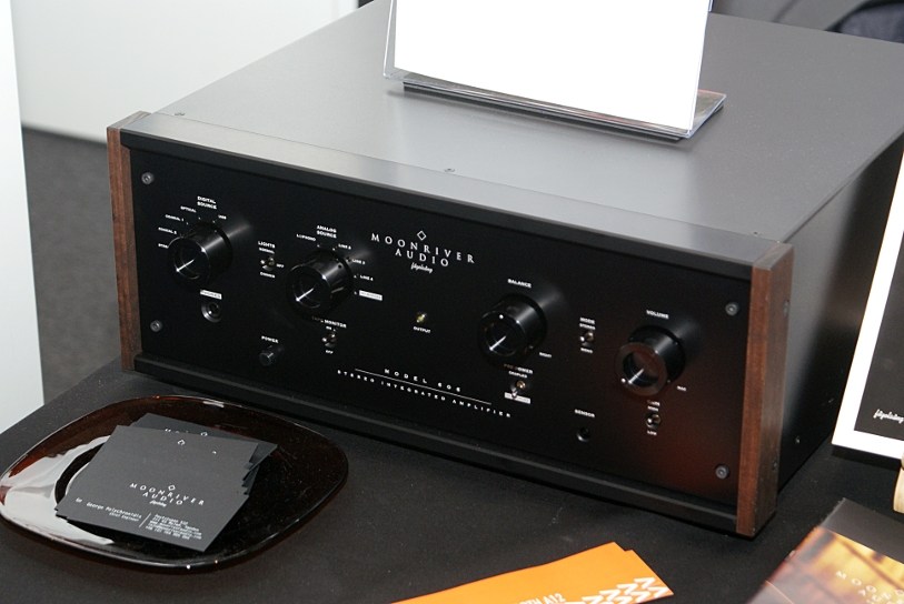 Η Moonriver Audio (του δικού μας Γιώργου Πολυχρονίδη), παρουσίασε, έτοιμο πλέον, το νέο της ολοκληρωμένο ενισχυτή, Model 606, ο οποίος μπορεί να διαχειριστεί αναλογικά και ψηφιακά σήματα.