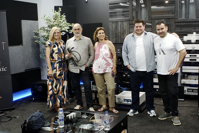 Οι άνθρωποι του open house της Esprit. Από αριστερά προς τα δεξία: Κυριακή Μπινιχάκη (Heaven Audio), Richard Cesari (Esprit), Ρεβέκκα Λεβή (Exclusive Audio), Vivien Falize (Esprit) και Γιάννης Μιχαηλός (Heaven Audio).
